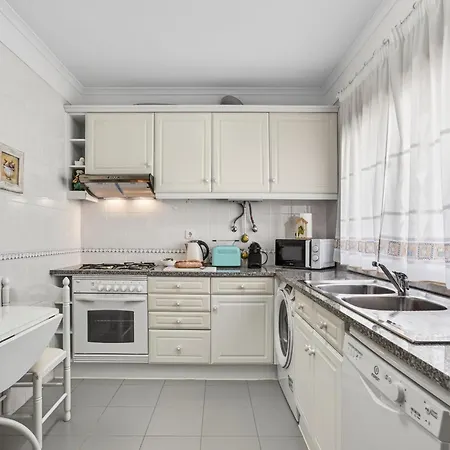 Cozy 1bdr Flat With Pool And Garage By Lovelystay Apartmán *