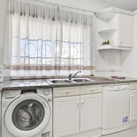 Cozy 1bdr Flat With Pool And Garage By Lovelystay Apartmán