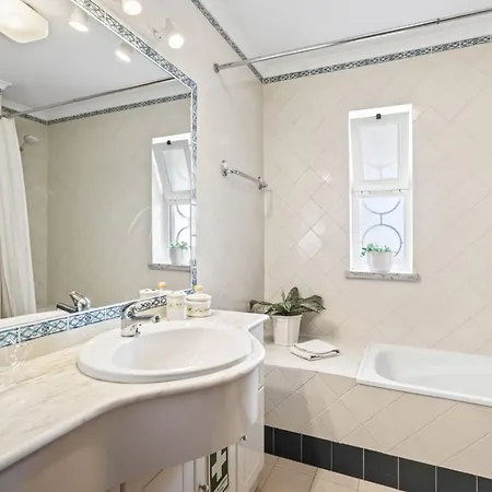 Cozy 1bdr Flat With Pool And Garage By Lovelystay Appartamento